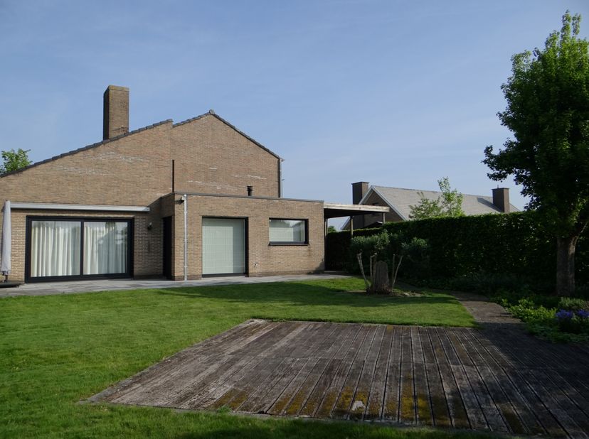 Cette maison individuelle se situe dans un quartier calme et verdoyant de Menin, à deux pas du centre et avec un accès aisé à l’A19 vers Courtrai ou Y